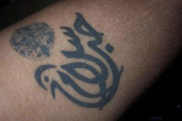 Tatuaje paz y amor en caligrafía árabe