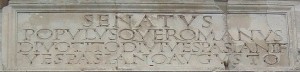 Arco Tito con inscripción letras romanas cuadradas