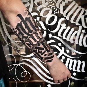 Tatuaje caligrafía gótica