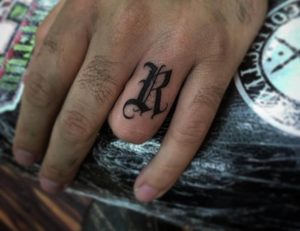 Tatuaje caligrafía gótica 14