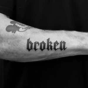 Tatuaje con letra gótica