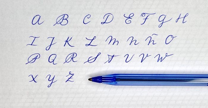 Letra elegante con bolígrafo alfabeto en mayúsculas